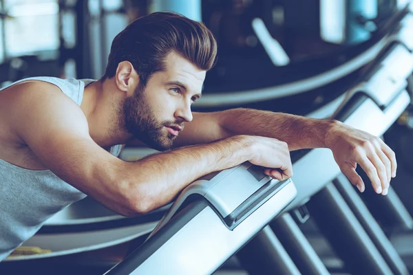 Uomo esausto sul tapis roulant — Foto Stock