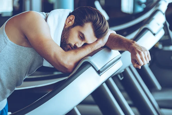 Erschöpfter Mann auf Laufband — Stockfoto