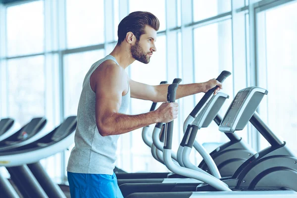 Hombre guapo haciendo ejercicio en stepper —  Fotos de Stock