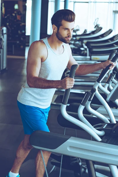 yakışıklı adam Step üzerinde çalışma dışarı