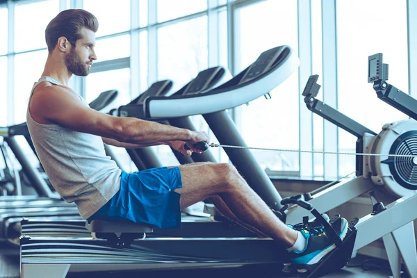 Mann beim Rudern im Fitnessstudio — Stockfoto