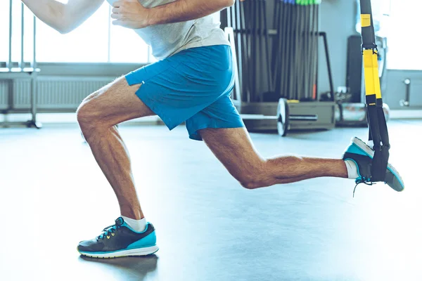 Ung man tränar på gym — Stockfoto