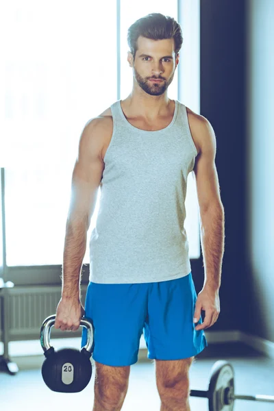 Joven guapo hombre con hervidor de agua campana — Foto de Stock