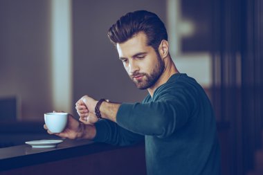 Kahve fincanı ile yakışıklı genç