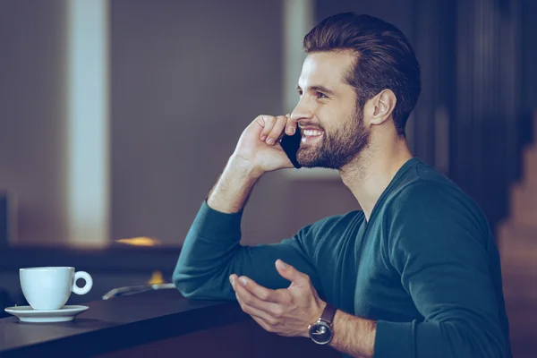 Beau jeune homme avec téléphone — Photo