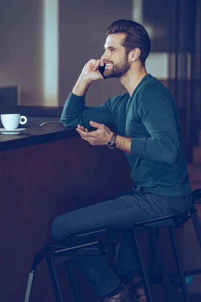 Knappe jongeman met telefoon — Stockfoto