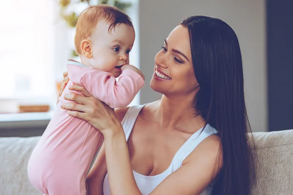 Mooie vrouw met babymeisje — Stockfoto