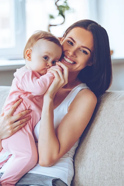 Mooie vrouw met babymeisje — Stockfoto