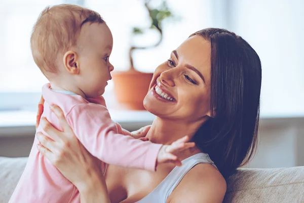 Schöne Frau mit Baby-Mädchen — Stockfoto