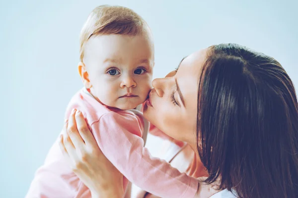 Schöne Frau mit Baby-Mädchen — Stockfoto