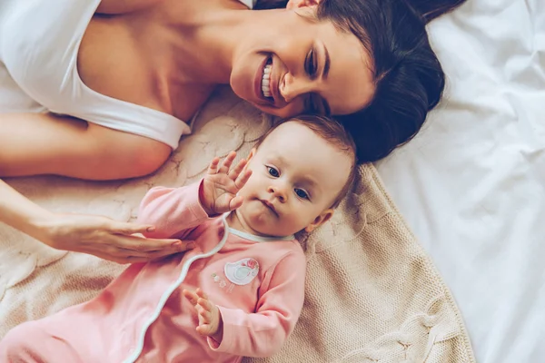美丽的女子和婴儿的女孩 — 图库照片