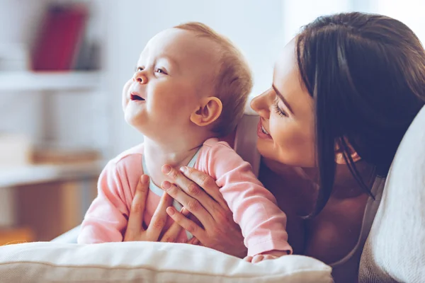 Mulher bonita com bebê menina — Fotografia de Stock