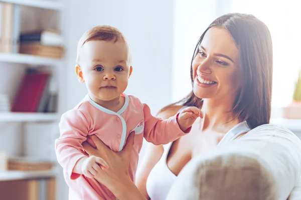 Mulher bonita com bebê menina — Fotografia de Stock