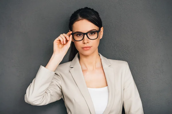 Joven mujer de negocios ajustando gafas —  Fotos de Stock