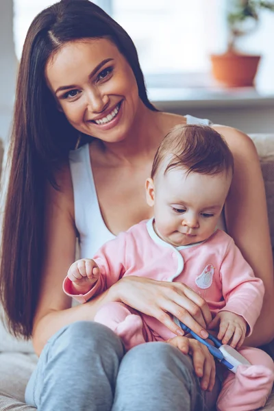 Mooie vrouw met babymeisje — Stockfoto