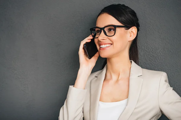 Affärskvinna med smart telefon — Stockfoto