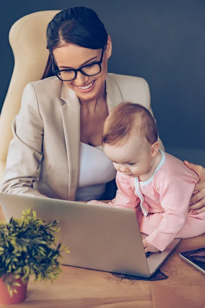 Jovem empresária com bebê — Fotografia de Stock