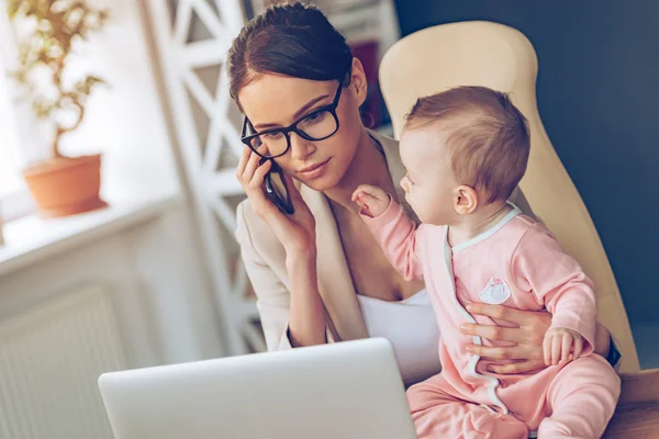 Jovem empresária com bebê — Fotografia de Stock