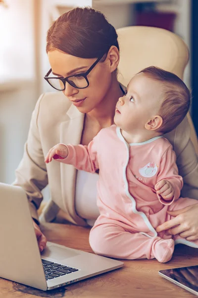 Jeune femme d'affaires avec bébé — Photo