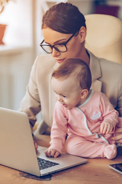 Jeune femme d'affaires avec bébé — Photo