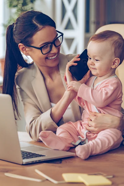 Jonge zakenvrouw met baby — Stockfoto