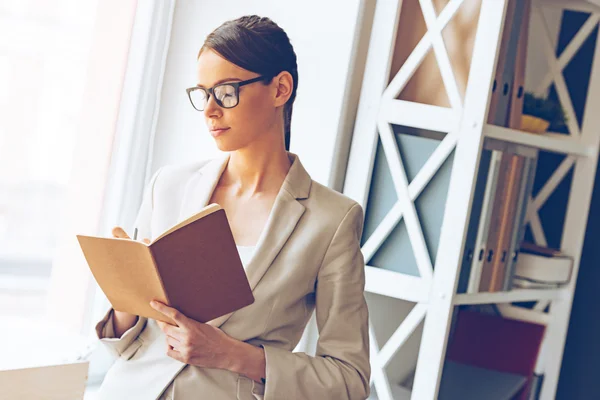 Schöne Geschäftsfrau mit Brille — Stockfoto