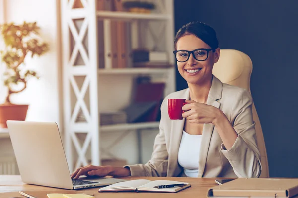 Schöne Geschäftsfrau mit Brille — Stockfoto