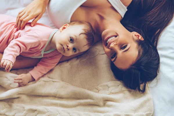 Mulher bonita com bebê menina — Fotografia de Stock