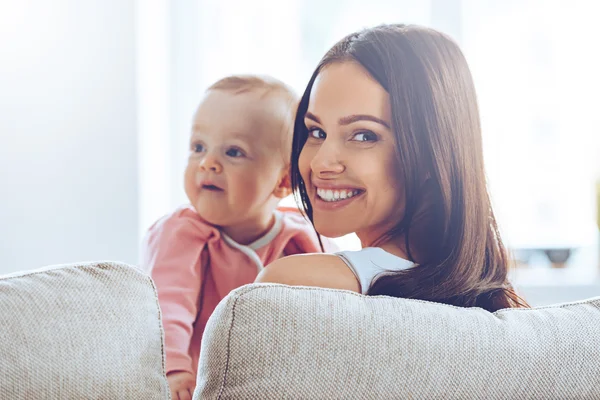 Mooie vrouw met babymeisje — Stockfoto