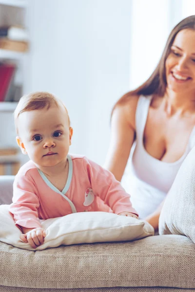 Mulher bonita com bebê menina — Fotografia de Stock