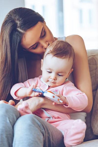 Mulher bonita com bebê menina — Fotografia de Stock