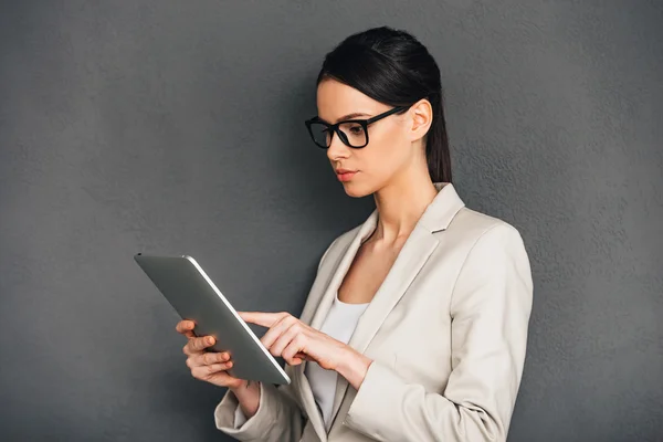 Geschäftsfrau mit digitalem Tablet-PC — Stockfoto