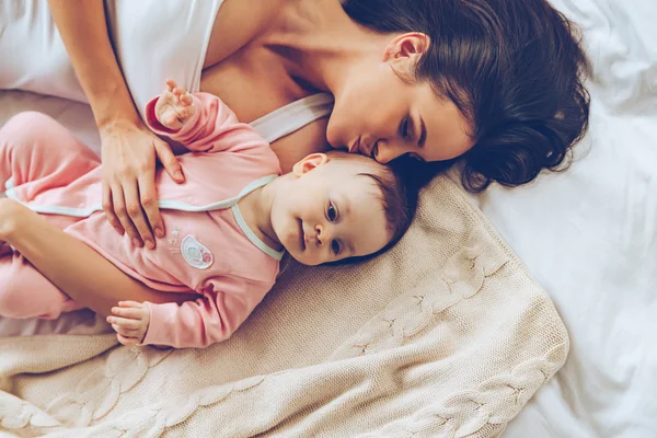 Mooie vrouw met babymeisje — Stockfoto