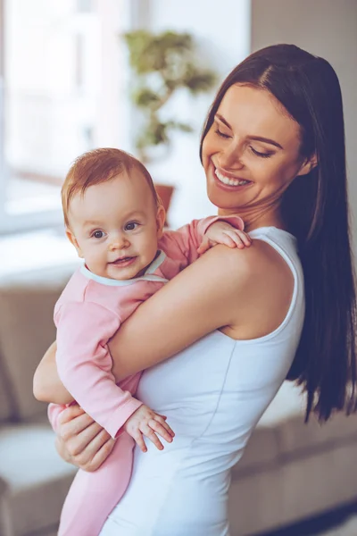 Mulher bonita com bebê menina — Fotografia de Stock