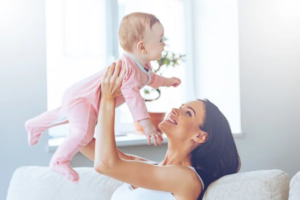 Mulher bonita com bebê menina — Fotografia de Stock