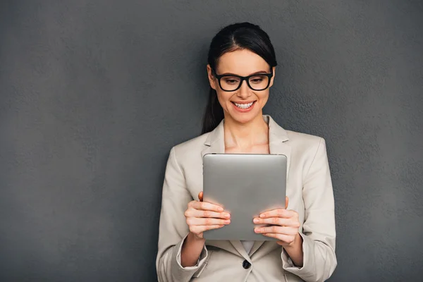 Zakenvrouw met digitale tablet-pc — Stockfoto