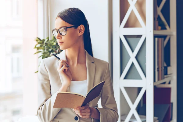 Schöne Geschäftsfrau mit Brille — Stockfoto