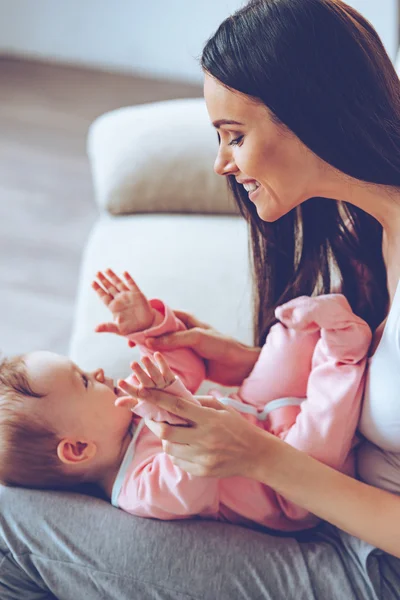 Mooie vrouw met babymeisje — Stockfoto