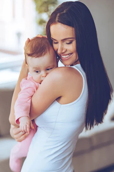 Mulher bonita com bebê menina — Fotografia de Stock