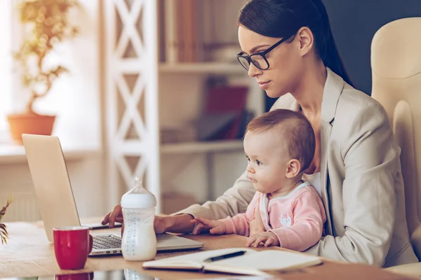 Jovem empresária com bebê — Fotografia de Stock