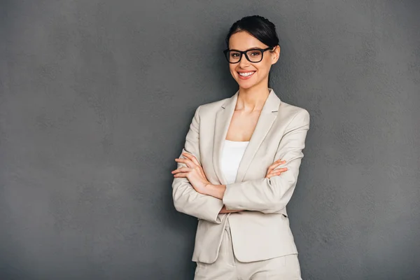 Geschäftsfrau mit verschränkten Armen — Stockfoto