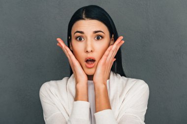 Şok olmuş genç bayan.