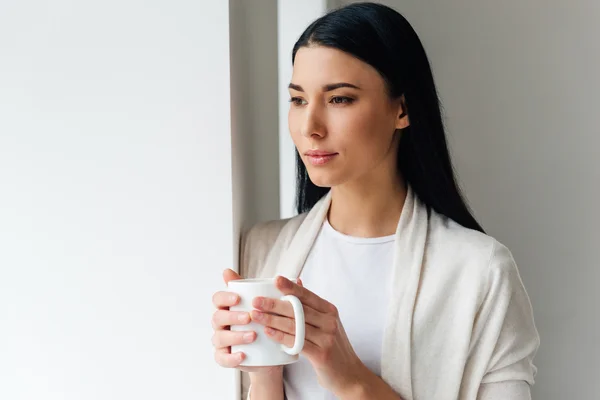 Belle femme avec café — Photo