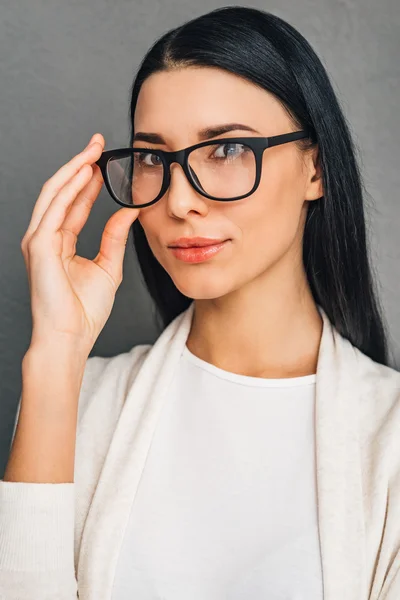 Vacker kvinna i glas — Stockfoto