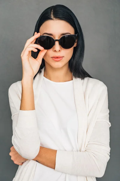 Mulher bonita em óculos de sol — Fotografia de Stock