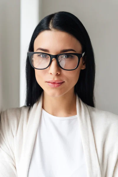 Piękna kobieta w okularach — Zdjęcie stockowe