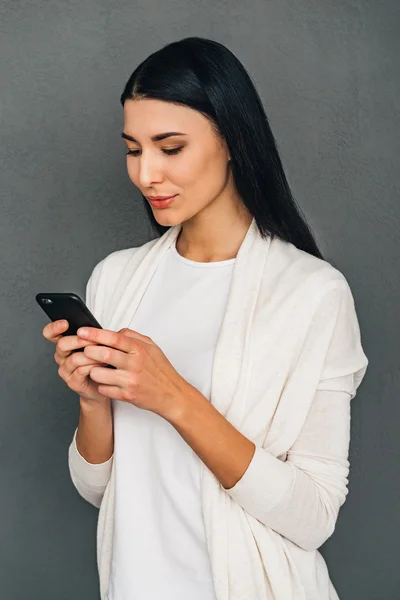 Jeune femme avec smartphone — Photo