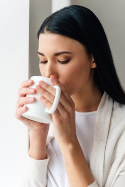 kahve ile güzel bir kadın