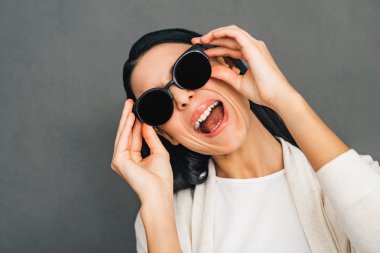 güzel bir kadın güneş gözlüğü