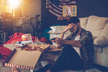 Akşamdan kalma olan yakışıklı adam